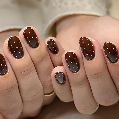 Kunstnagelset mit eleganten Punkten und glänzenden Akzenten Karnz