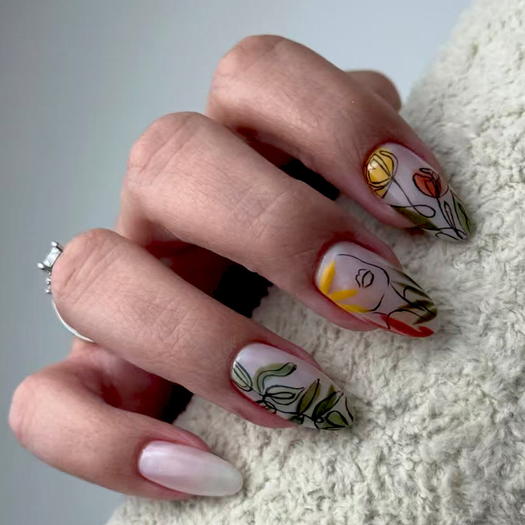 Kunstnägel mit Floralen Motiven Karnz