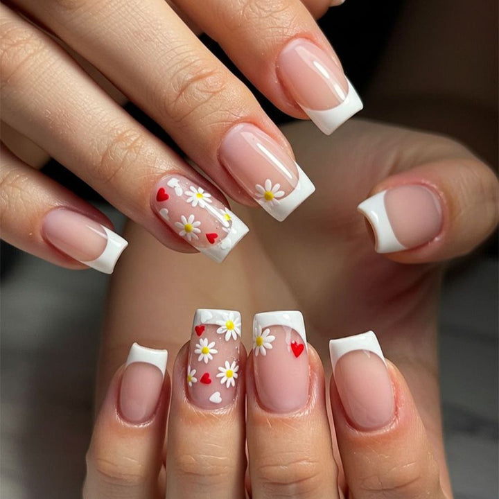 Elegantes herzverziertes Nagelkunstdesign Karnz