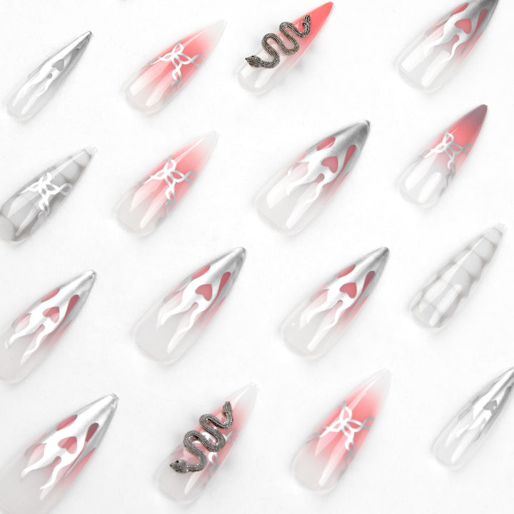 Kunstvolle Stiletto-Nägel mit Schlangen-Motiv Karnz