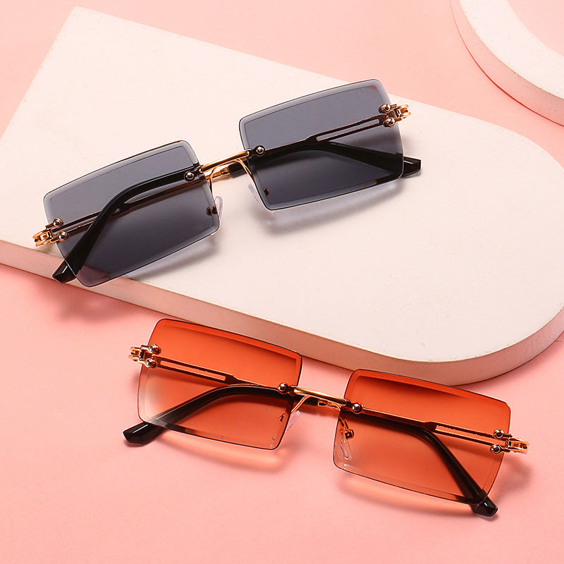 Damen modische Sonnenbrille mit einzigartigem rechteckigen Rahmen und funkelnden Details Karnz