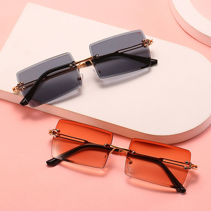 Damen modische Sonnenbrille mit einzigartigem rechteckigen Rahmen und funkelnden Details Karnz