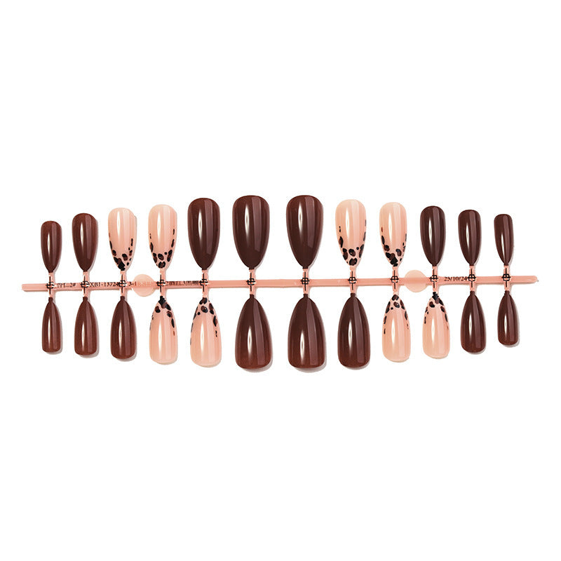 Kunstnagelset mit eleganten Designs Karnz