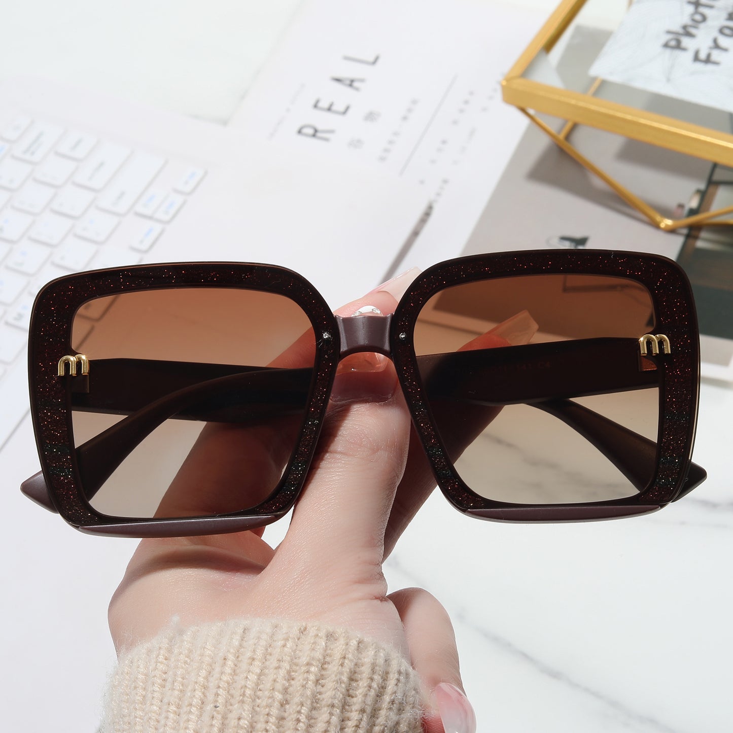 Damen modische quadratische Sonnenbrille mit funkelndem Rahmen Karnz