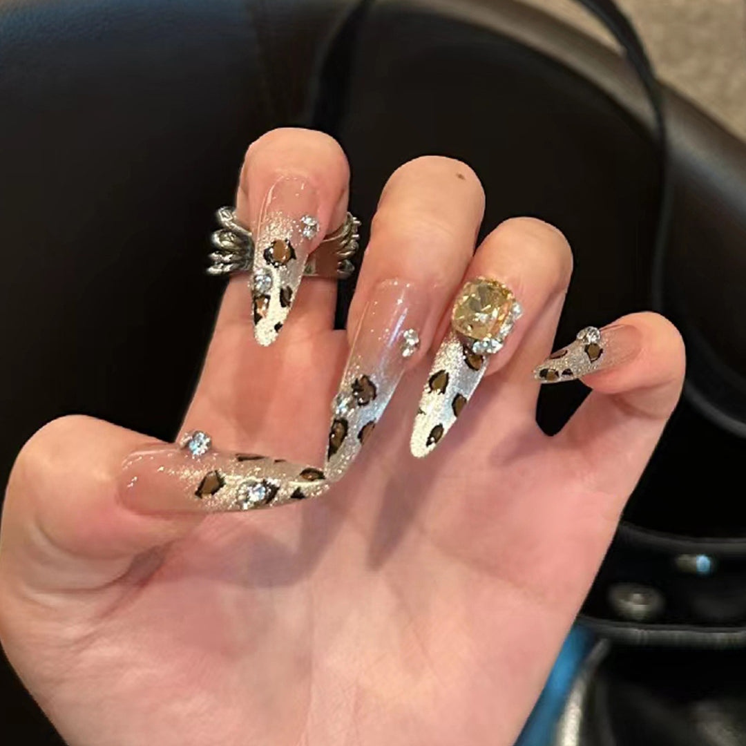 Künstlerisches Stiletto Druck-Nagelset mit elegantem Leoparden-Design Karnz