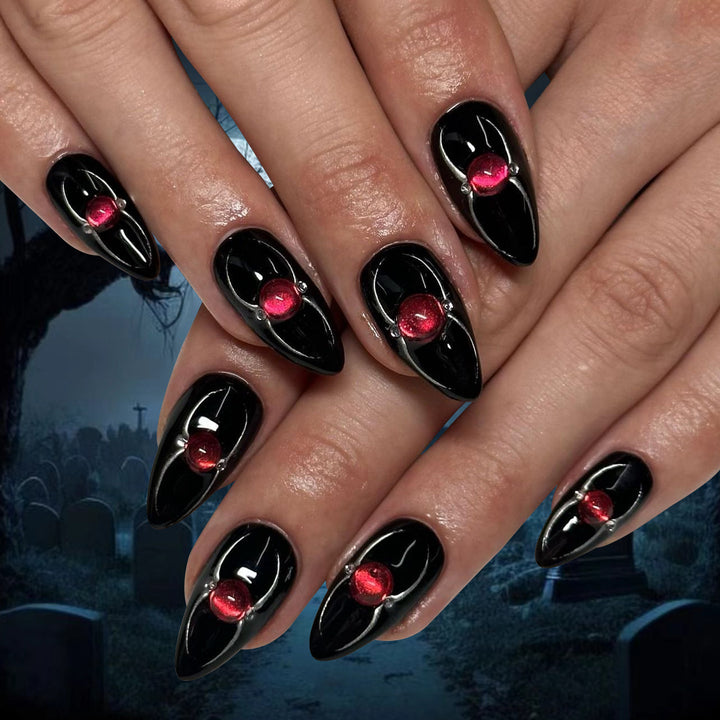 Glamouröse Stiletto-Nägel mit strahlenden Akzenten Karnz
