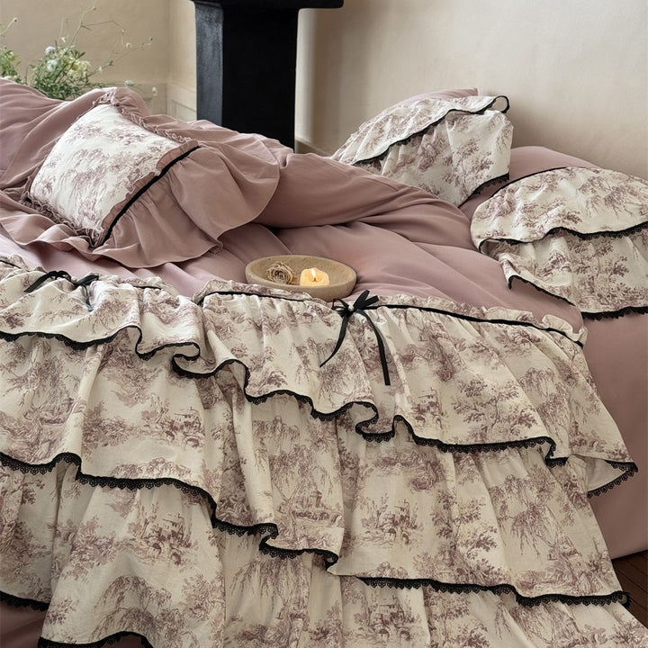 Romantische Rüschige Bettwäsche-Garnitur mit Vintage-Toile-Motiv, Volants und Bettrock