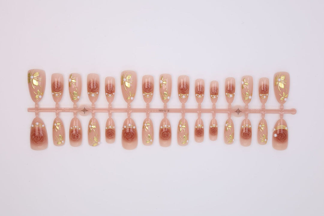 Kunstnagelset mit romantischen Rosenmotiven und goldenen Verzierungen Karnz
