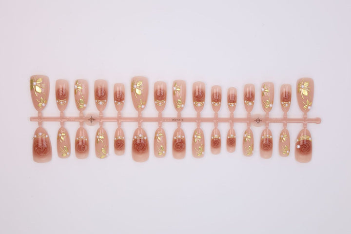 Kunstnagelset mit romantischen Rosenmotiven und goldenen Verzierungen Karnz