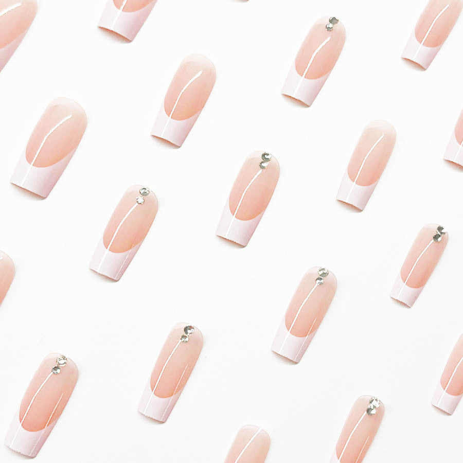 Elegantes Kunstnagelset mit Hochglanz-Finish und Strassverzierungen Karnz