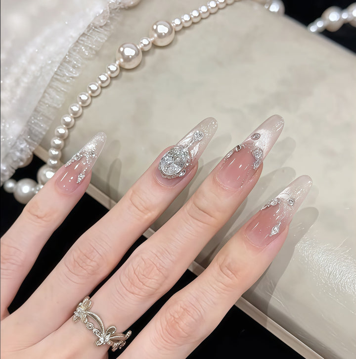 Glamouröse Kunstnagelspitzen mit Strass-Akzenten Karnz