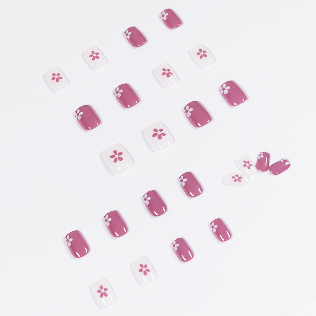 Kunstvolle Nagelkunst mit Blumenelementen Karnz