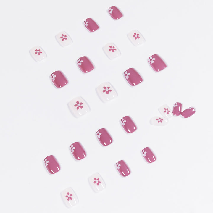 Kunstvolle Nagelkunst mit Blumenelementen Karnz