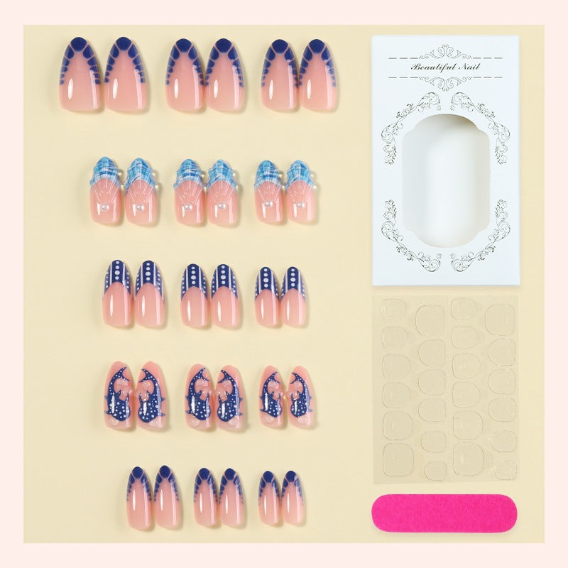 Kunstnagelset mit eleganten Designs und glamourösen Akzenten Karnz