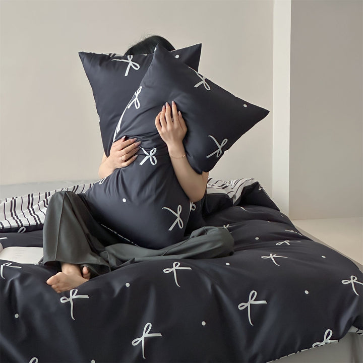 Modernes Baumwoll-Bettwäscheset mit minimalem Schleifen-Print und gestreifter Wendeseite