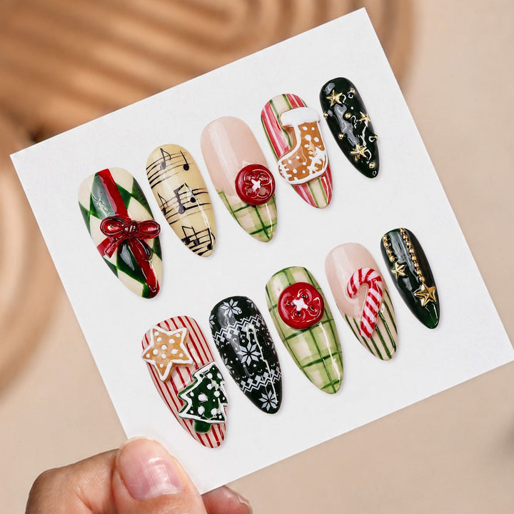 Festliche Kunstnägel mit Weihnachtsmotiven Karnz