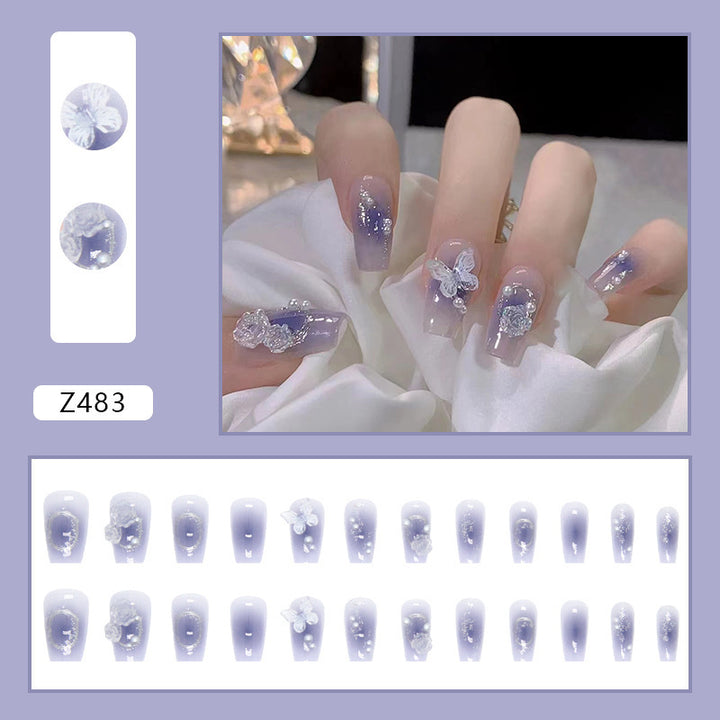 Kunstvolle Acryl-Nägel mit Schmetterlings-Design und Glitzerakzenten Karnz