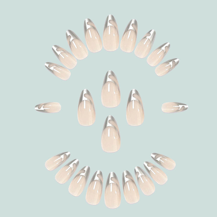 Exklusive Stiletto Kunstnägel mit Metallic-Akzenten Karnz