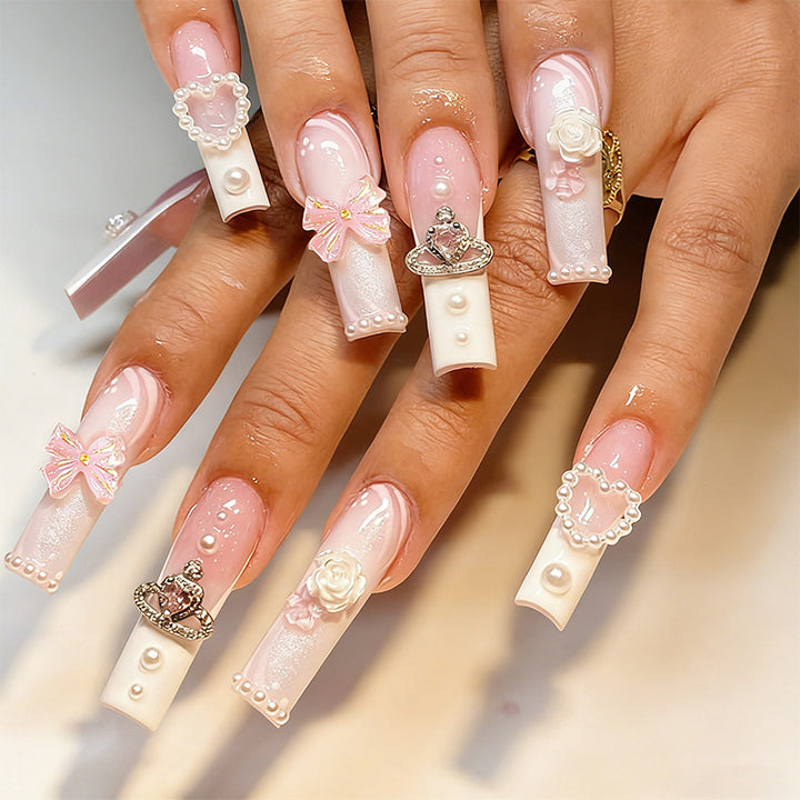 Kunstvolle Nagelspitzen mit Perlen- und Schleifenmotiven Karnz