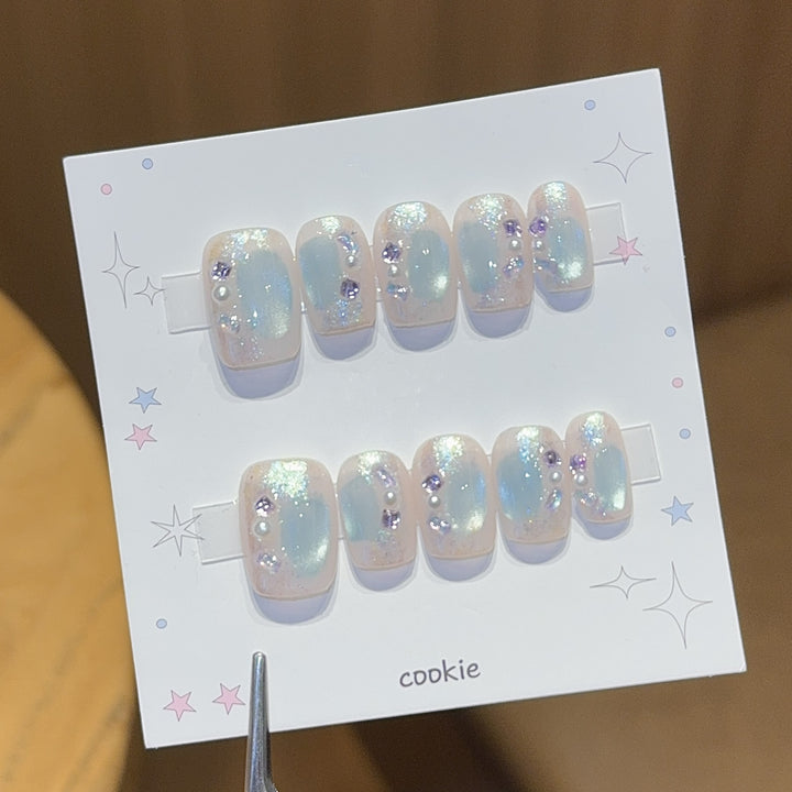 Kunstnägel mit Perlen- und Glitzerschmuck Karnz