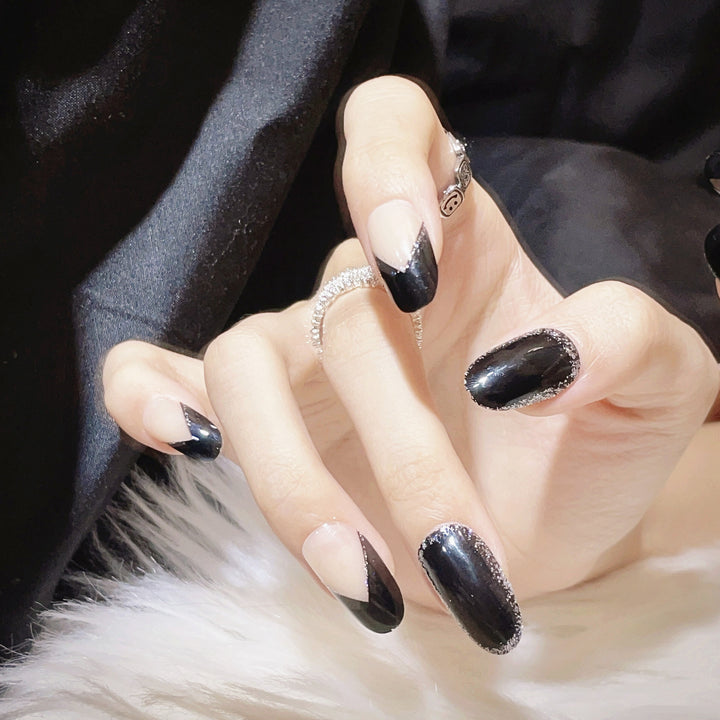 Künstlerisches Press-On-Nageldesign mit geometrischen Mustern