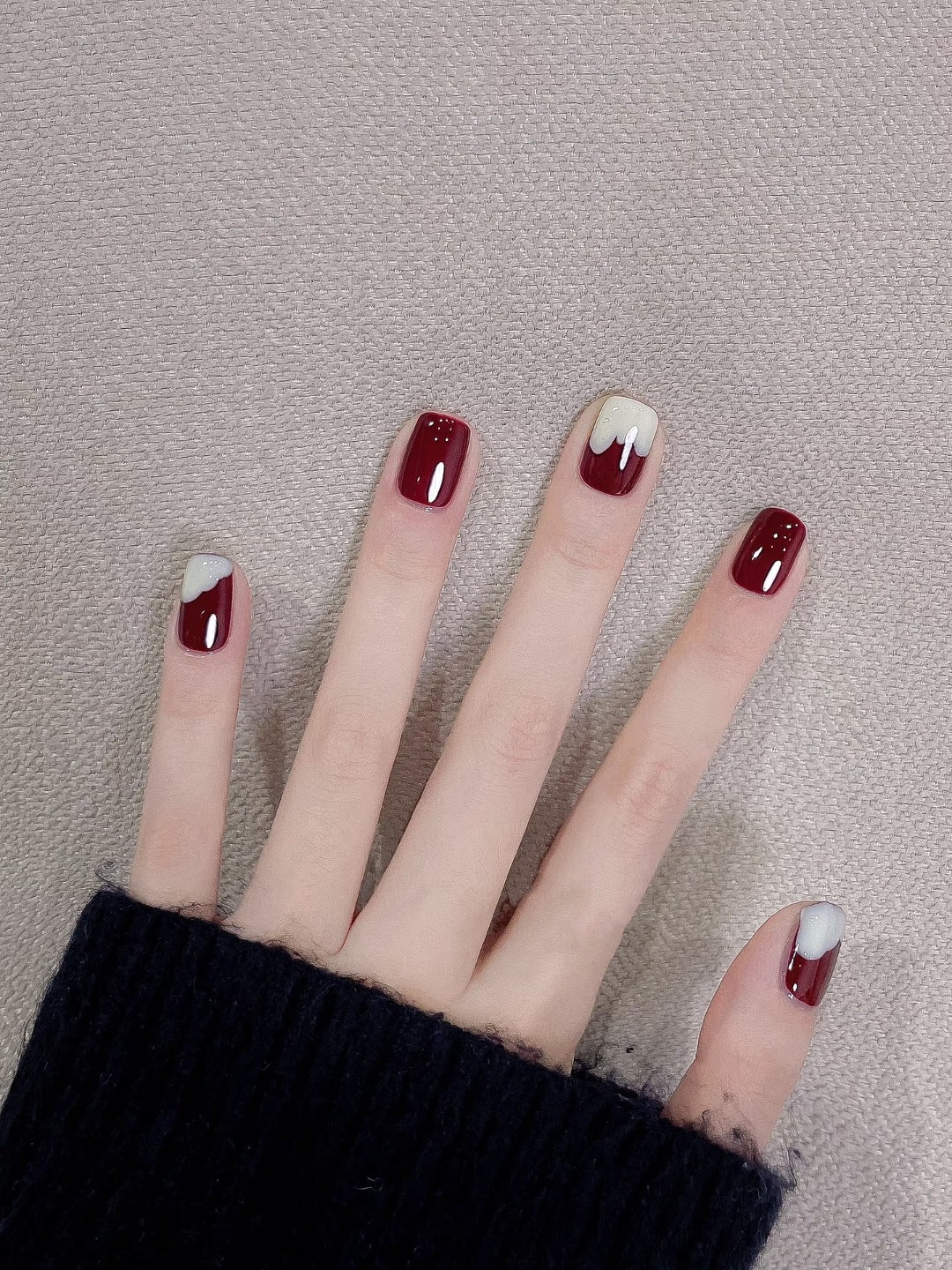 Künstlerisches Press-On-Nagelset mit einzigartigen Designelementen