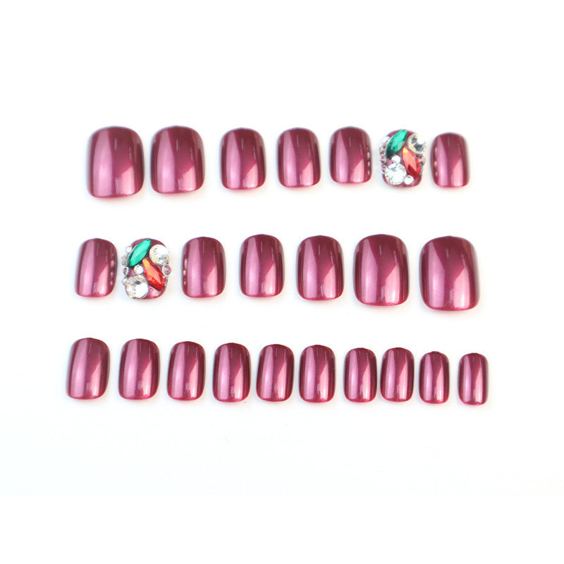 Künstlerische Nagelkunst mit Strassakzenten