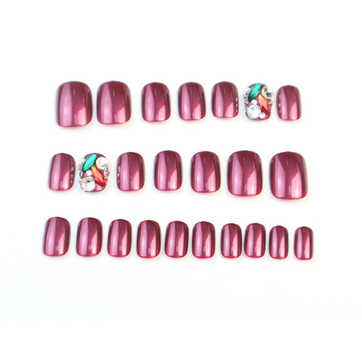 Künstlerische Nagelkunst mit Strassakzenten
