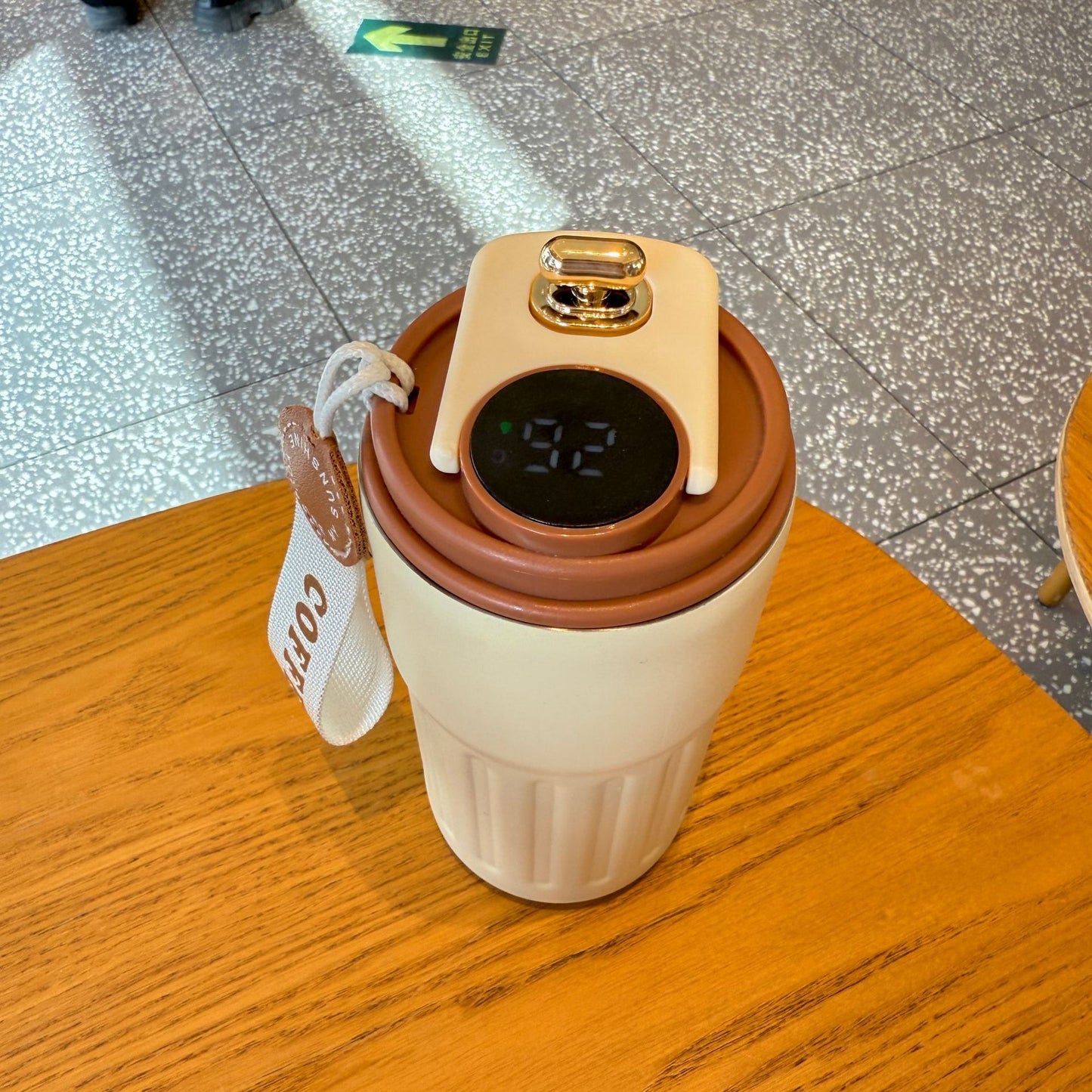 Damen isolierter Kaffeebecher mit praktischer Halteschlaufe Karnz