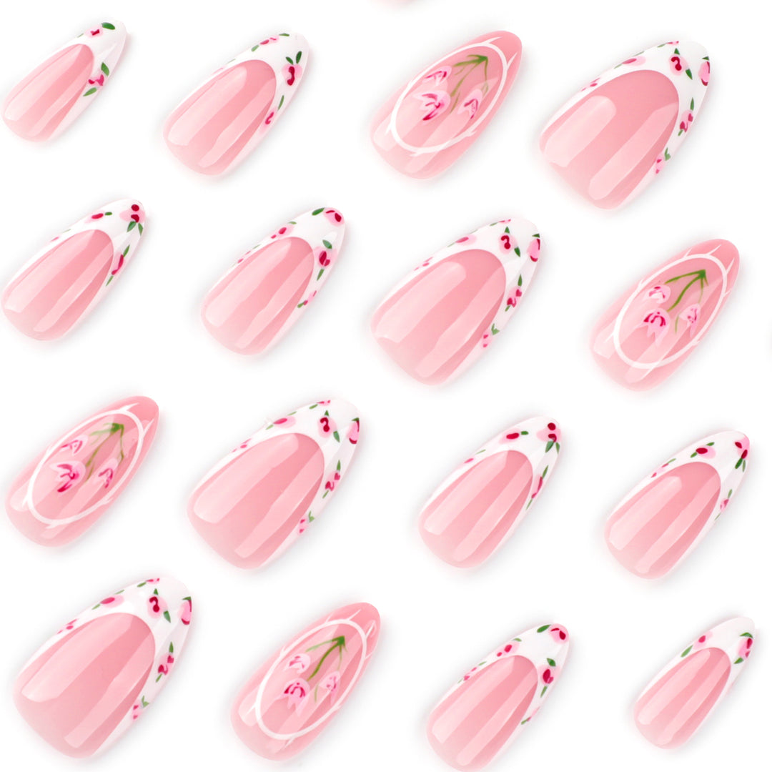 Kunstvolle Nagelverlängerungen mit floralem Design Karnz