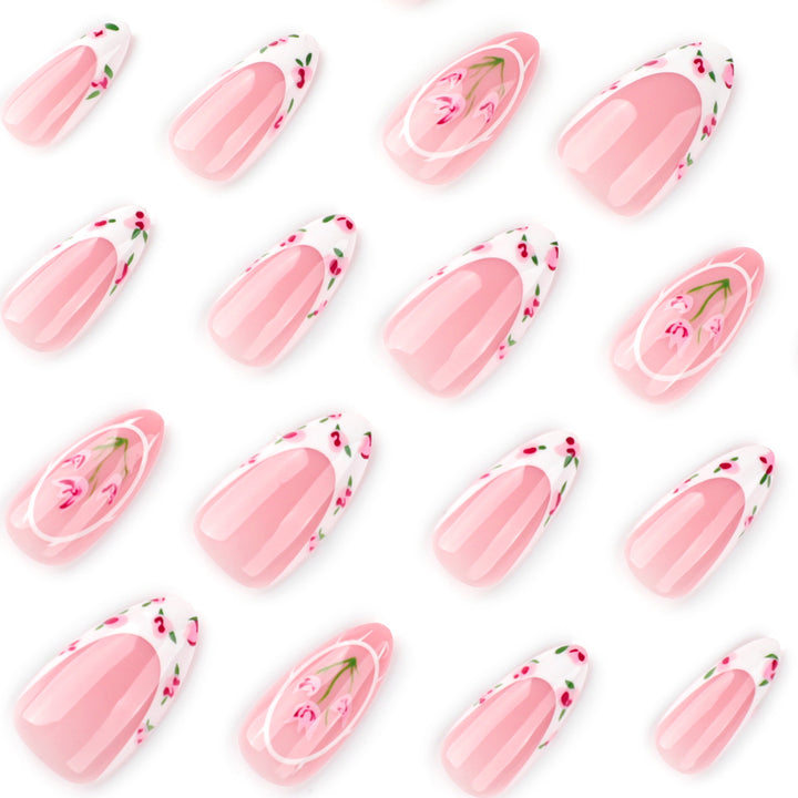 Kunstvolle Nagelverlängerungen mit floralem Design Karnz