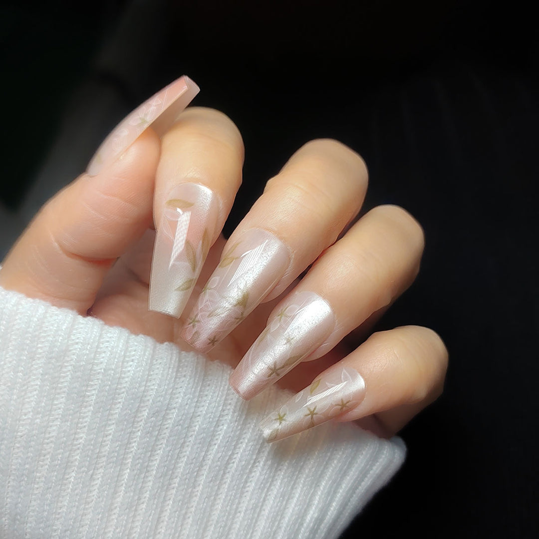 Elegante Press-On-Nagelkunst mit floralen Details