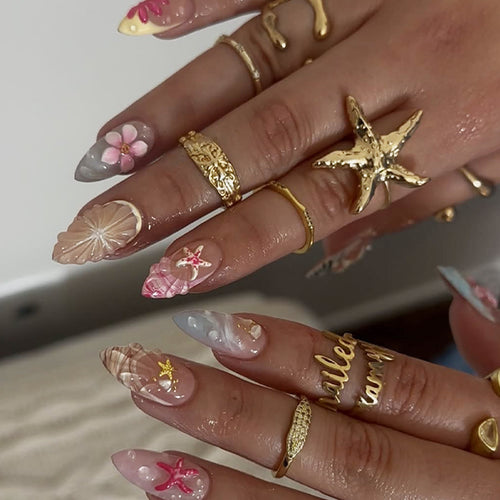 Kreatives Kunstnagelset mit floralen Akzenten und Pastellmotiven Karnz
