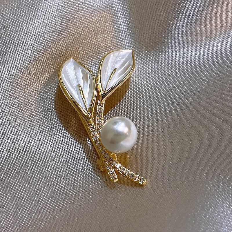 Elegante Brosche mit Perl- und Strassdetails Karnz
