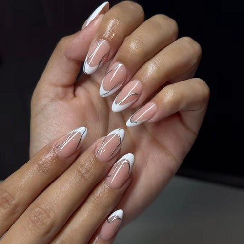 Elegante Kunstnägel mit feinen Wellen- und Glitzermotiven Karnz
