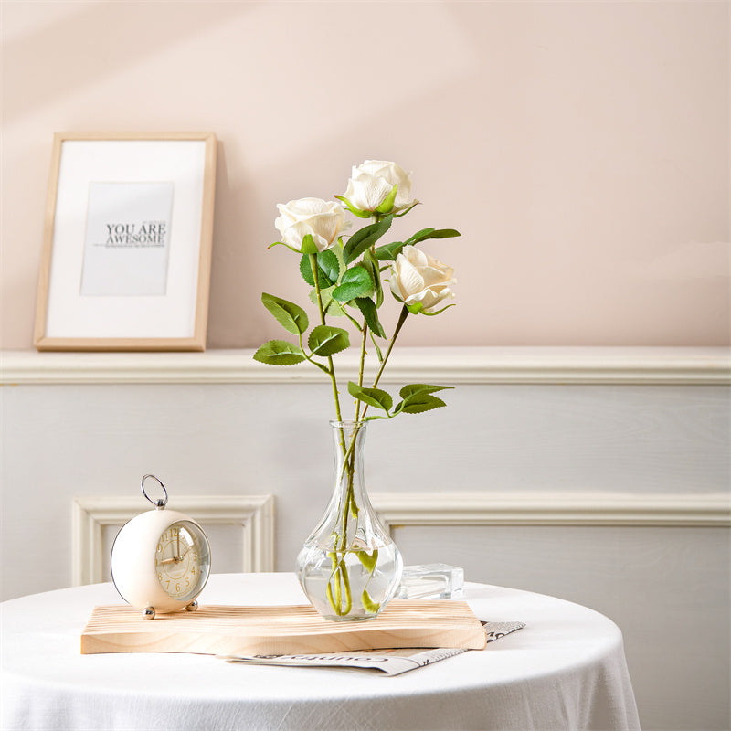 Realistische elegante Rosenstem