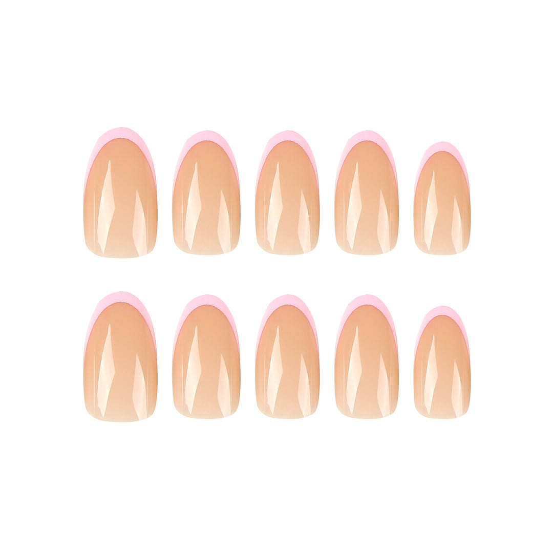 Glänzende Nagelkunst mit eleganten French-Spitzen Karnz