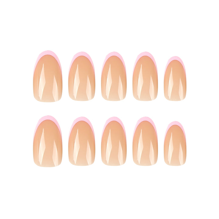 Glänzende Nagelkunst mit eleganten French-Spitzen Karnz