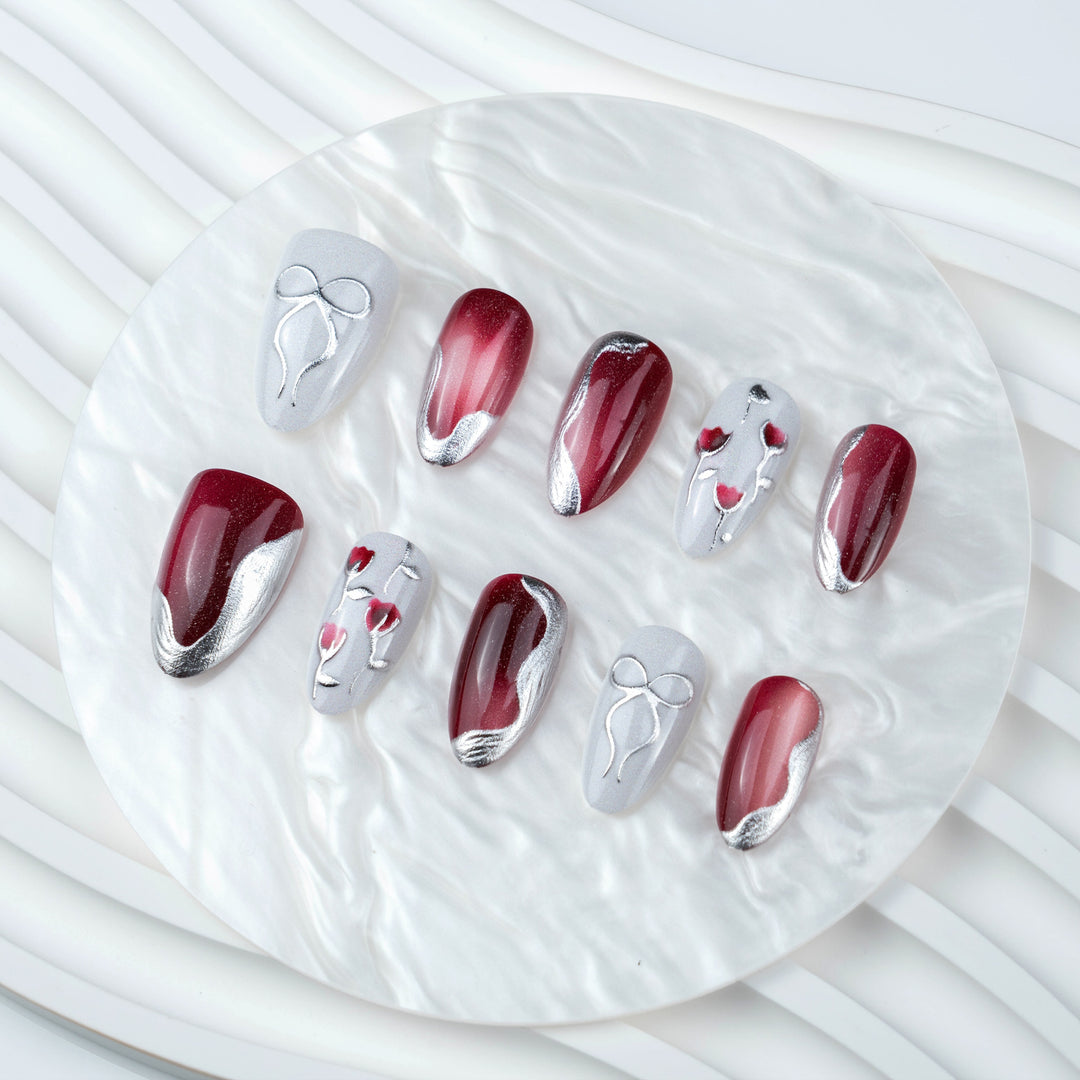 Elegantes Künstlerisches Press-On Nagelset mit Glänzendem Finish und Floralen Akzenten Karnz