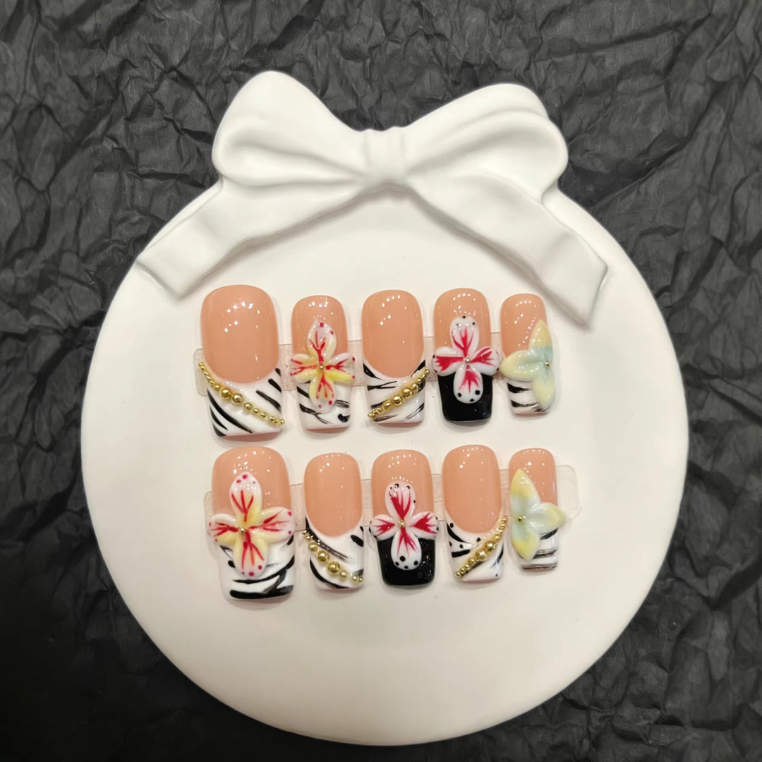 Künstlerisches Presse-Nagelset mit floralem und Zebra-Muster