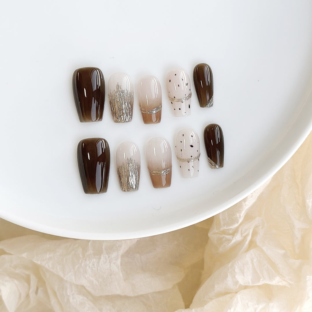 Elegantes Press-On-Nagelkunstset mit einzigartigen Texturen
