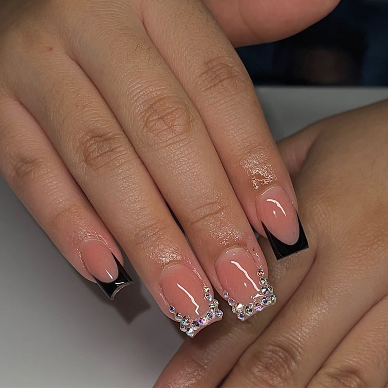 Elegante Acryl Press-On Nägel mit glamourösen Strassakzenten Karnz