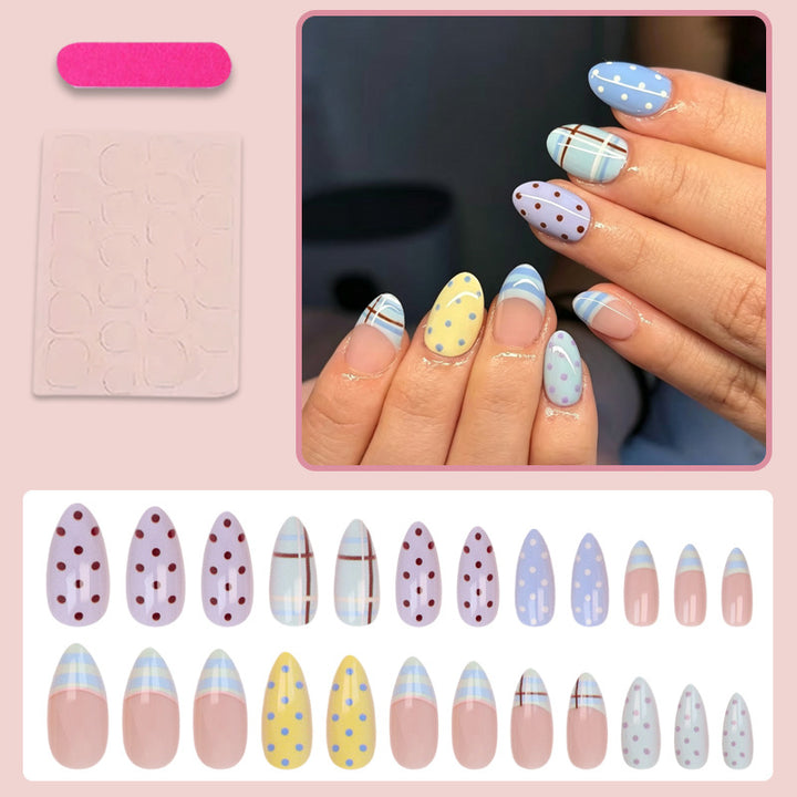 Kunstnagelset mit bunten Mustern Karnz