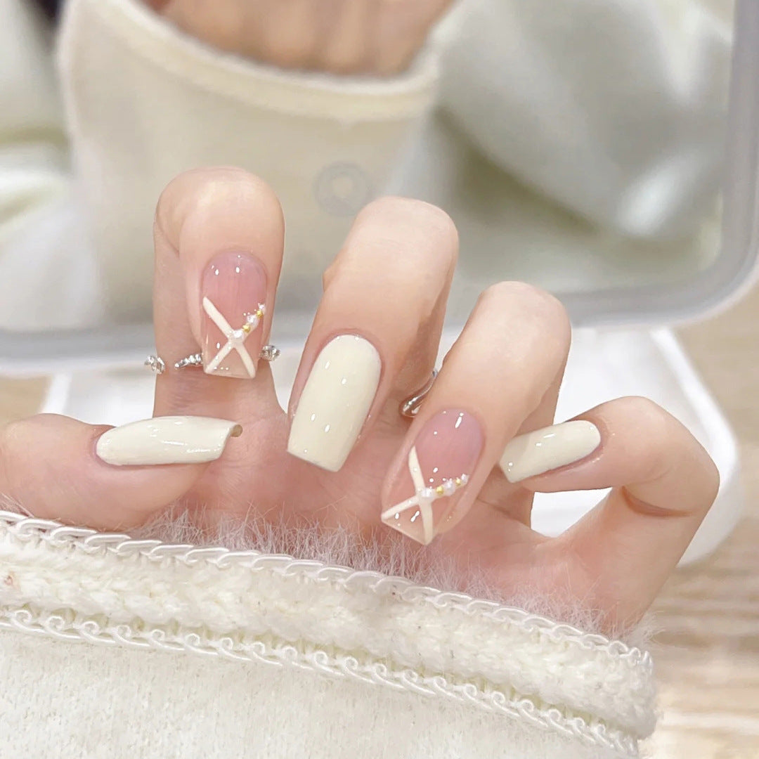 Kunstnagelset mit elegantem und verspieltem Design Karnz