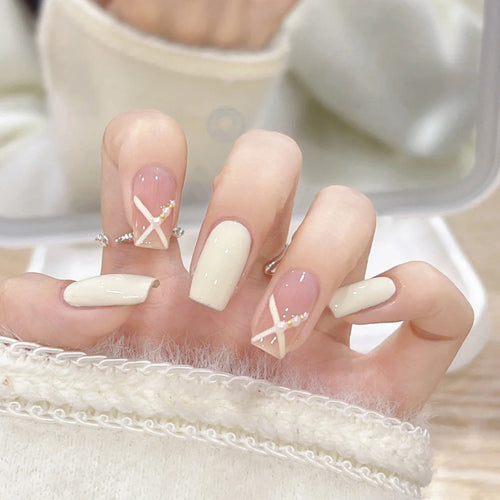 Kunstnagelset mit elegantem und verspieltem Design Karnz