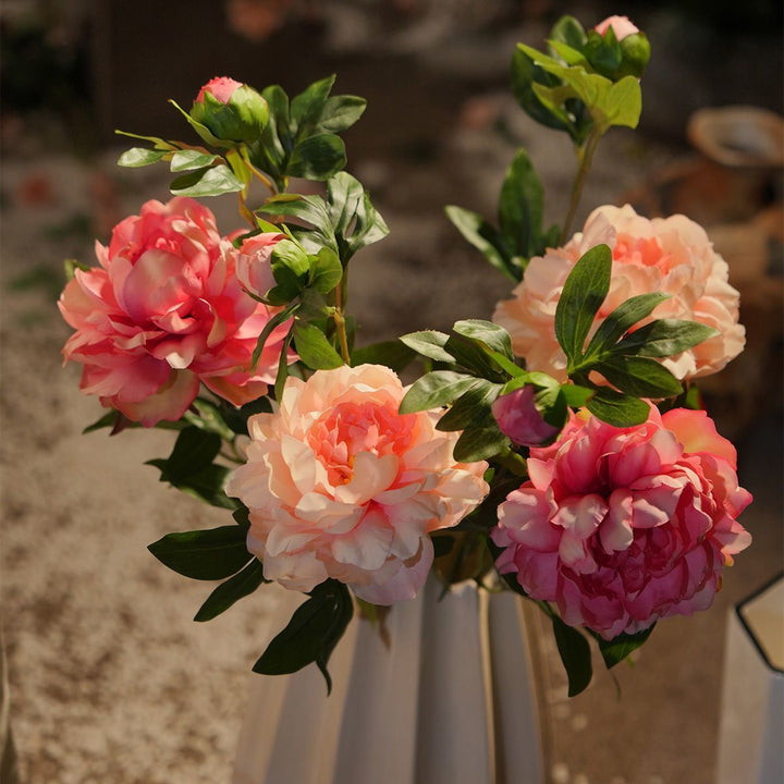 Lebensechte Pfingstrosen-Blumenarrangement