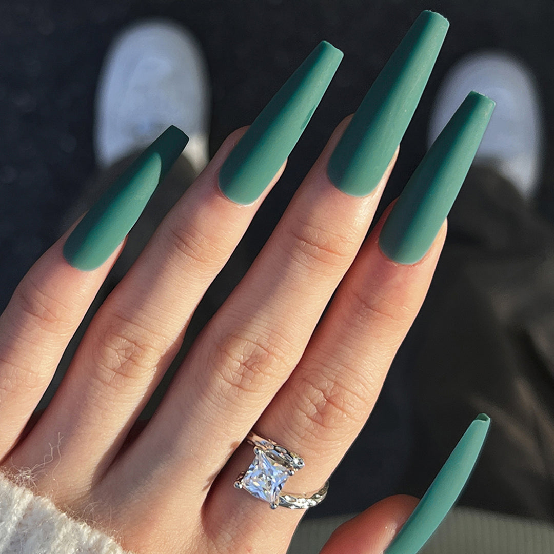 Kunstvolle Fingernägel im eleganten Stiletto-Design Karnz