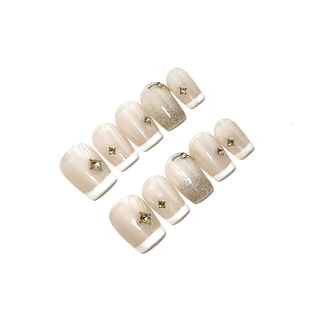 Elegantes Press-On Nagelset mit goldenen Akzenten