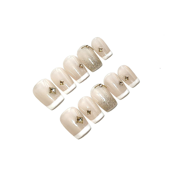 Elegantes Press-On Nagelset mit goldenen Akzenten