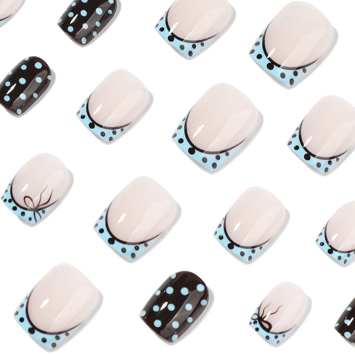 Kunstvolle Nagelverlängerungen mit verspielten Punkten und elegantem Design Karnz